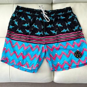 Maui & Sons Board shorts Size Medium EUC Drawstring closure, back Velcro pocket